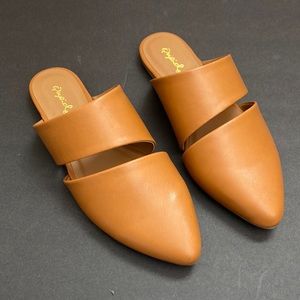 Never worn, women’s size7 slides